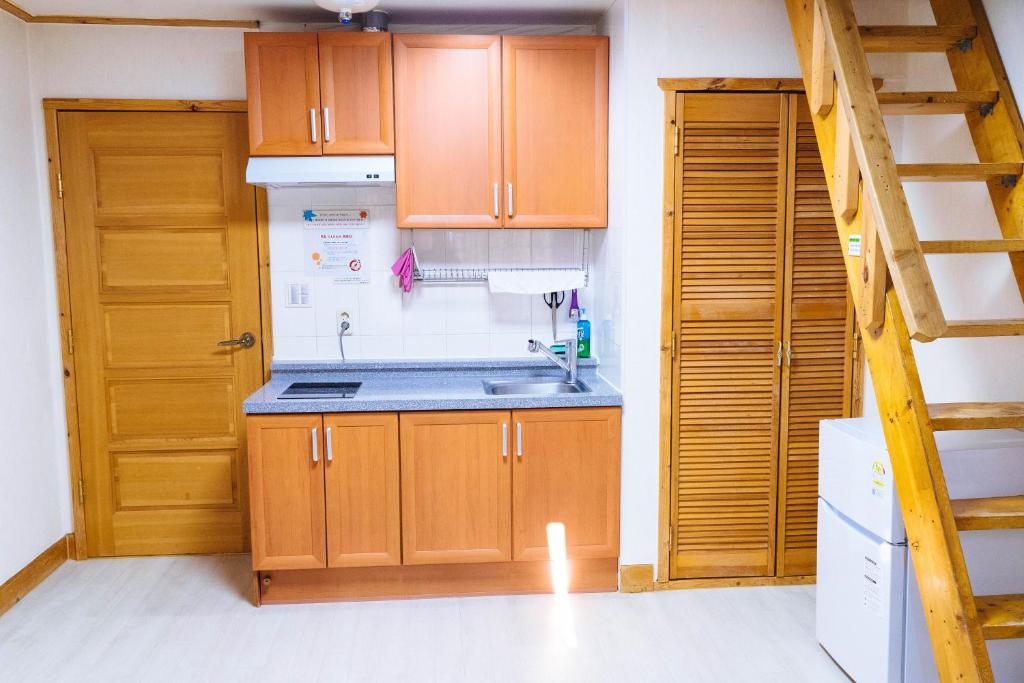 Kuchyň nebo kuchyňský kout v ubytování White Cabin