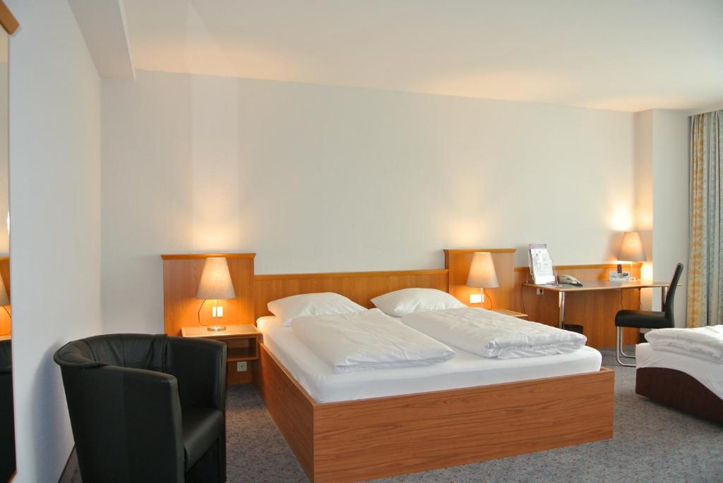 Letto o letti in una camera di City Hotel Suhl