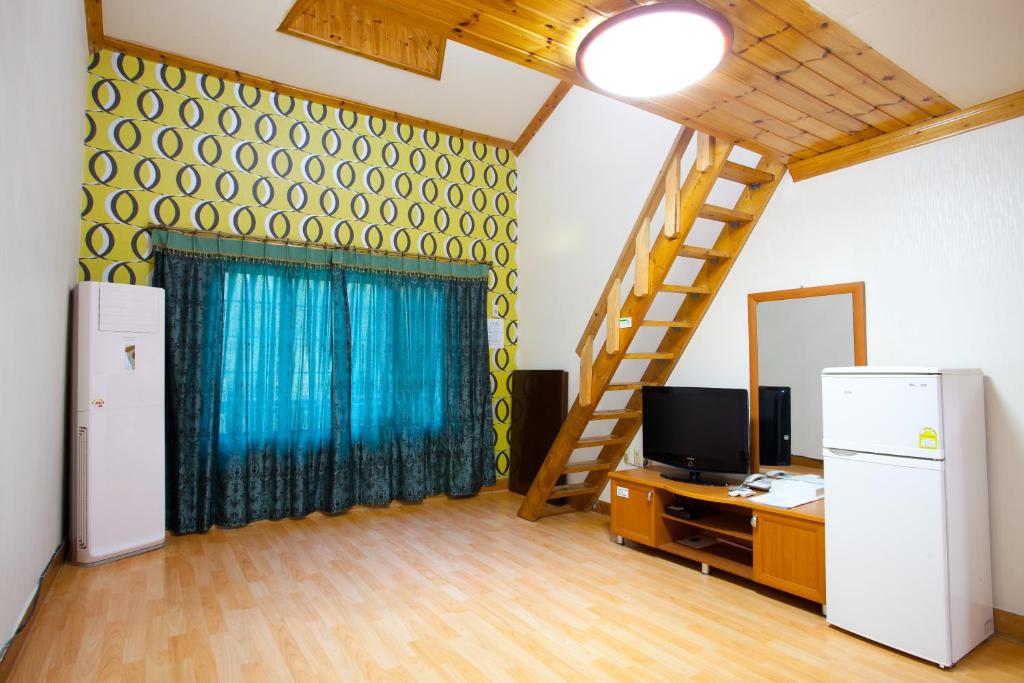 TV a/nebo společenská místnost v ubytování White Cabin