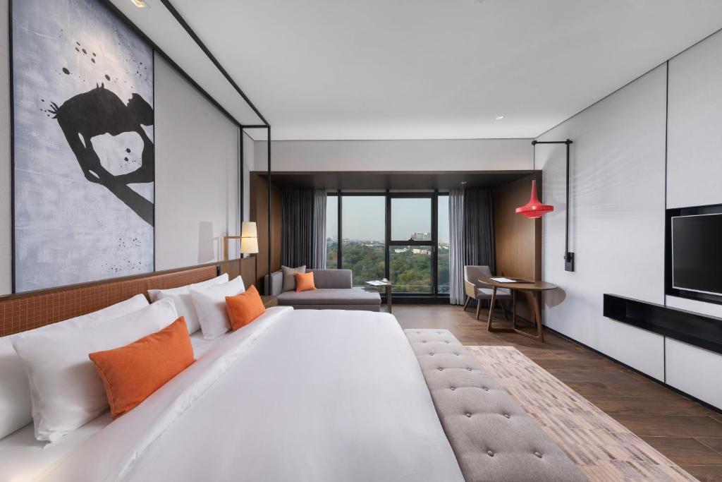 Postel nebo postele na pokoji v ubytování Wyndham Grand Yangon