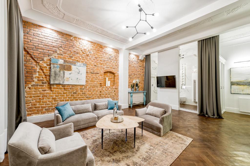 Televízia a/alebo spoločenská miestnosť v ubytovaní Apartamenty "ArtAparts" Stare Miasto - Centrum