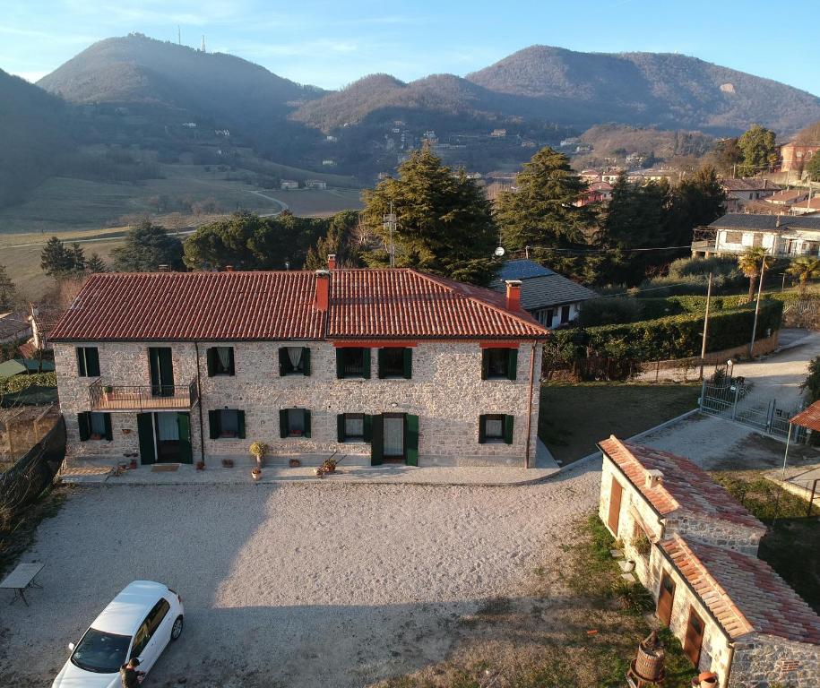 ein Haus mit einem davor geparkt in der Unterkunft Ca' Tobia in Teolo