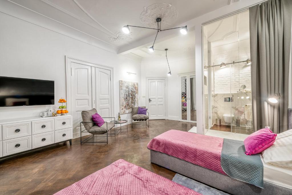 Televízia a/alebo spoločenská miestnosť v ubytovaní Apartamenty "ArtAparts" Stare Miasto - Centrum