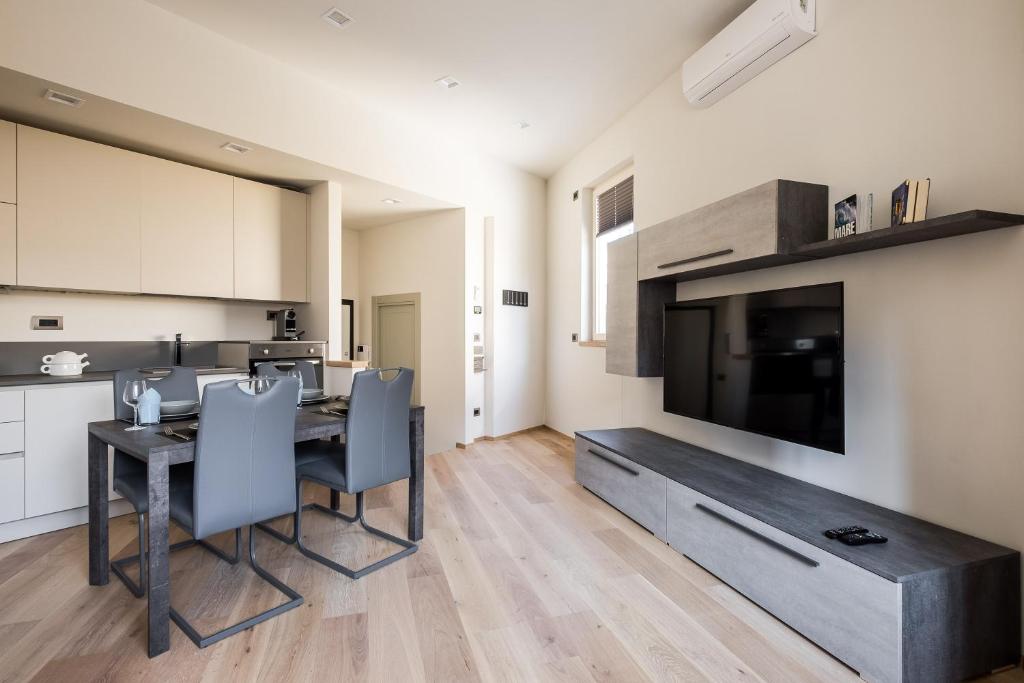 a kitchen and a dining room with a table and chairs at Aparthotel Sant'Orsola in Bologna