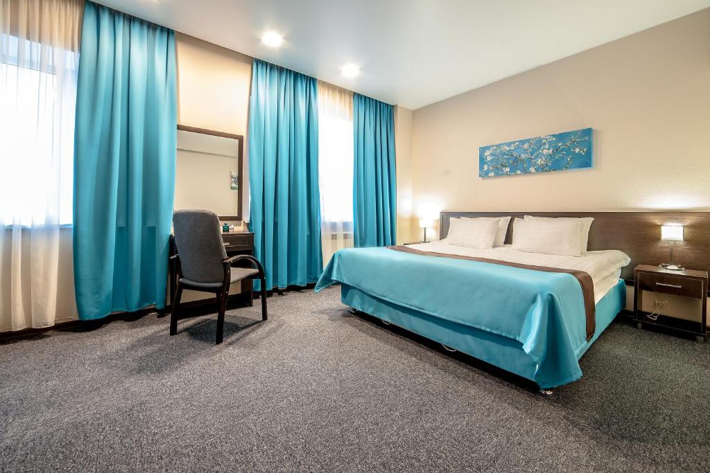 
Een bed of bedden in een kamer bij Russ Hotel

