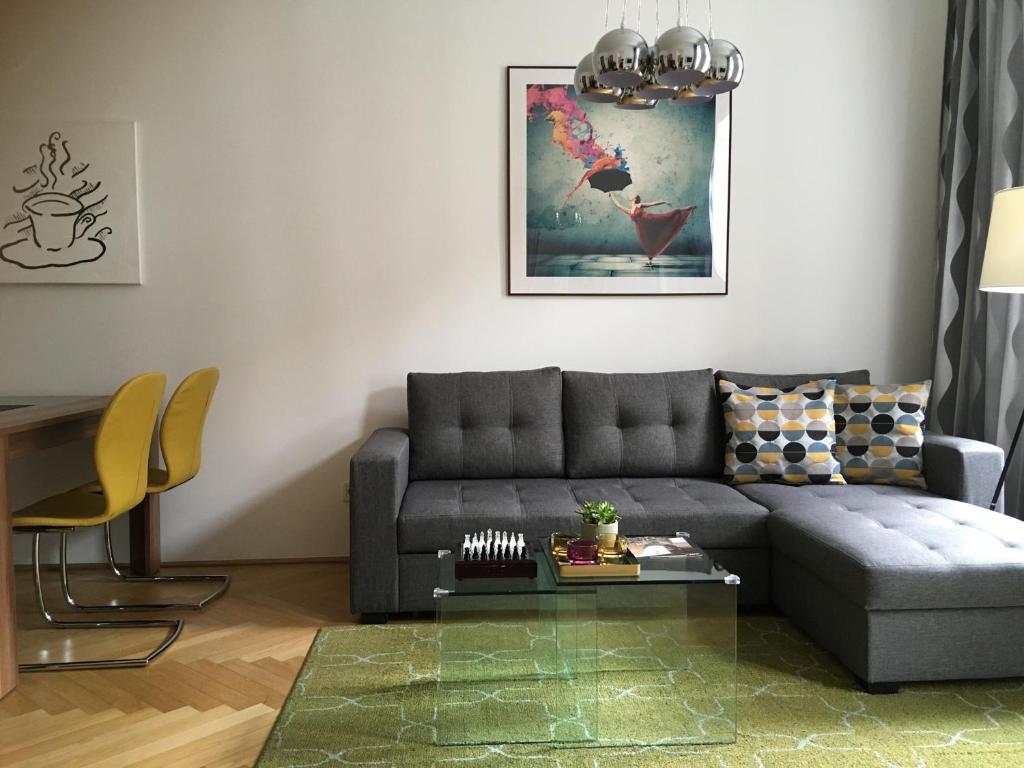 sala de estar con sofá y mesa en Apartment Vienna Living, en Viena