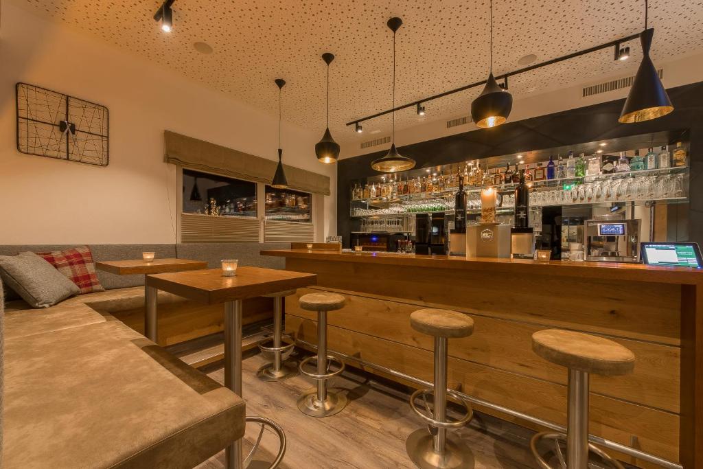 Lounge nebo bar v ubytování Hotel Almrausch