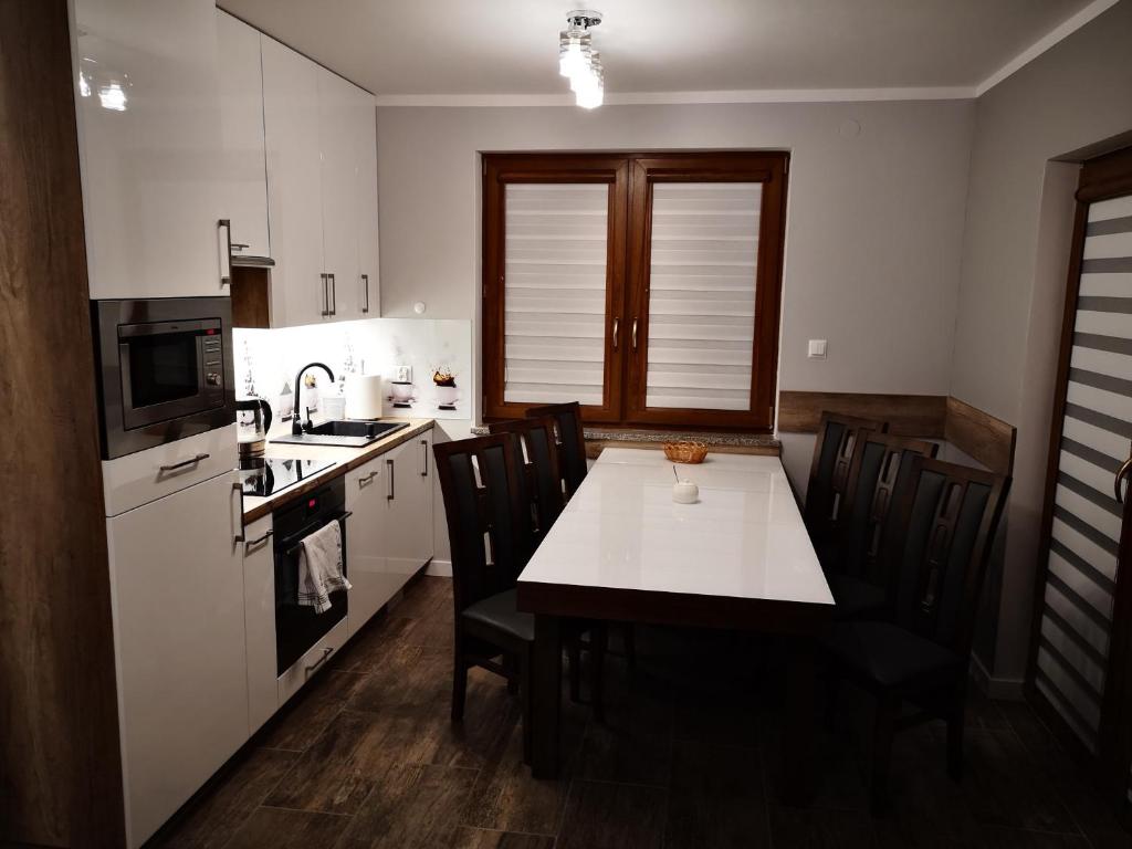 Kuchyňa alebo kuchynka v ubytovaní DOMEK W GÓRACH I NAD JEZIOREM CZORSZTYŃSKIM