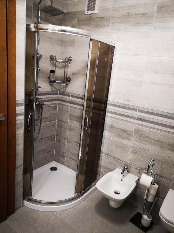 Kúpeľňa v ubytovaní DOMEK W GÓRACH I NAD JEZIOREM CZORSZTYŃSKIM