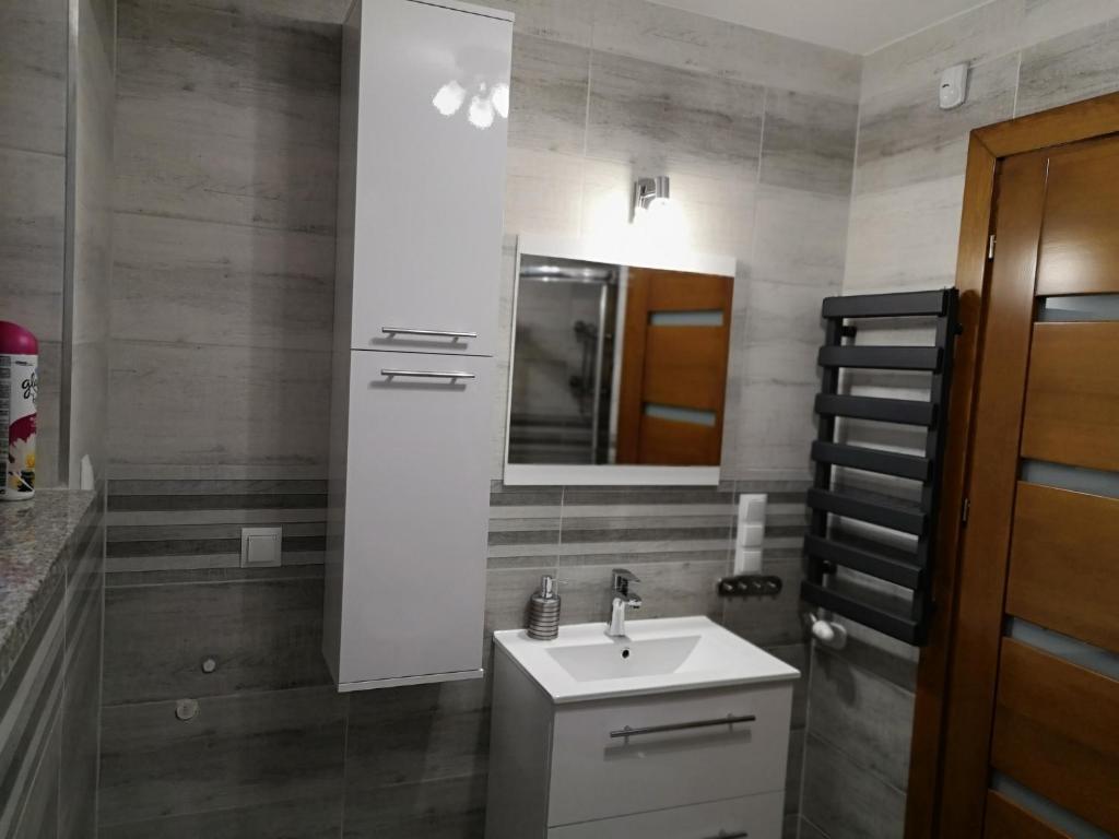 Kúpeľňa v ubytovaní DOMEK W GÓRACH I NAD JEZIOREM CZORSZTYŃSKIM