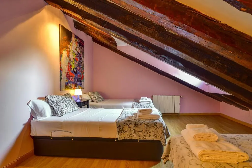 Rustic Mansard ANTON MARTIN, Madrid, Spania