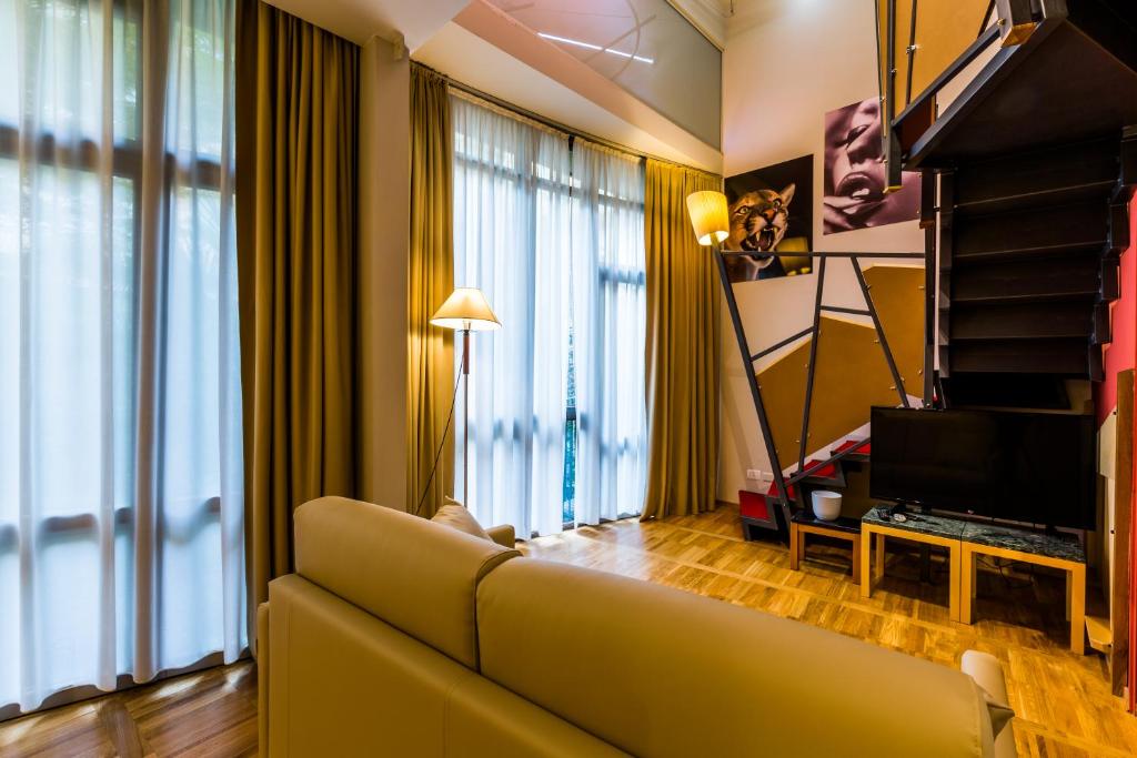 Un televizor și/sau centru de divertisment la Juvarrahouse Luxury Apartments