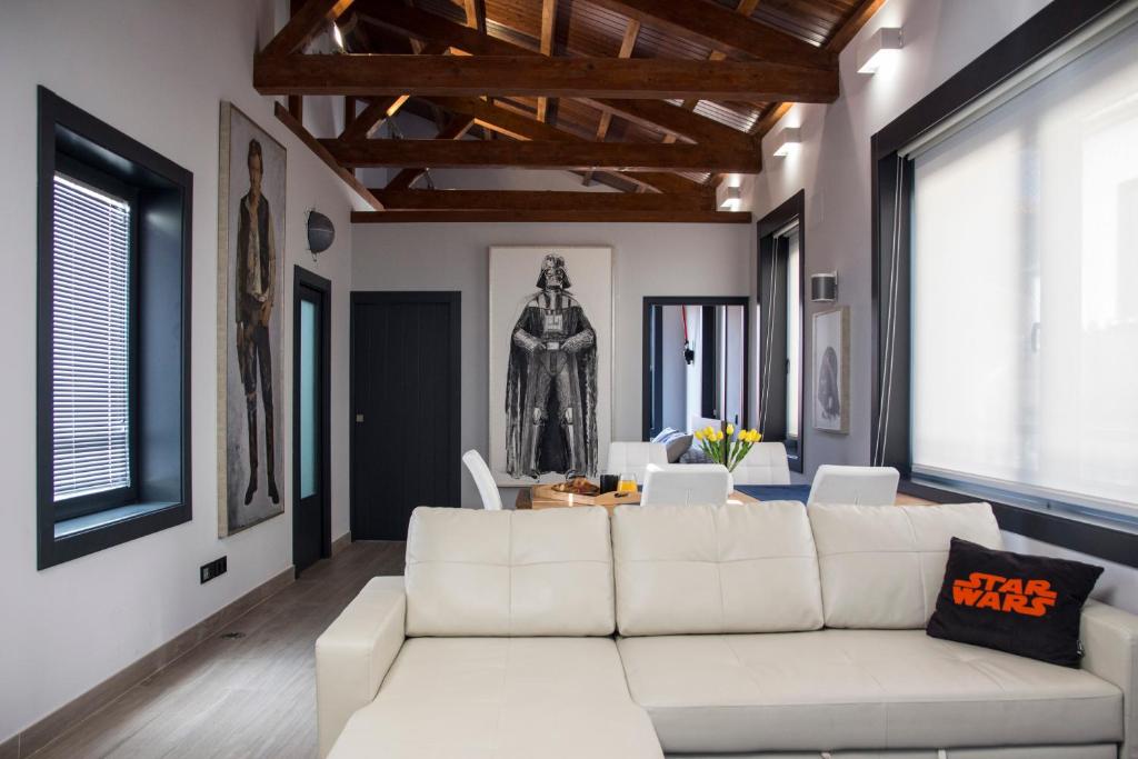 uma sala de estar com um sofá branco e janelas em Star Wars Apartment em Salamanca