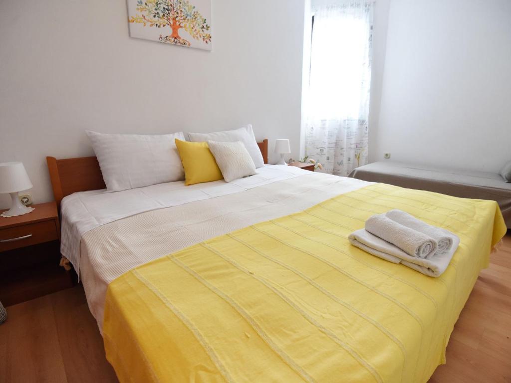Postelja oz. postelje v sobi nastanitve Waterfront Apartment in Maslenica with Sun Shower
