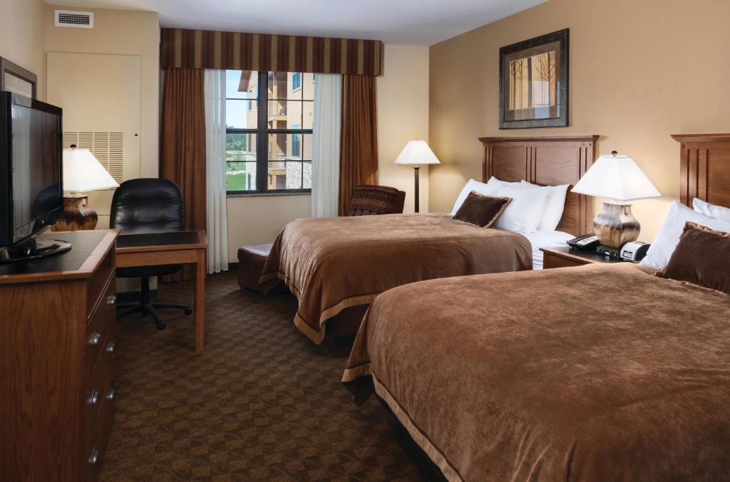 Кровать или кровати в номере The Lodge at Deadwood