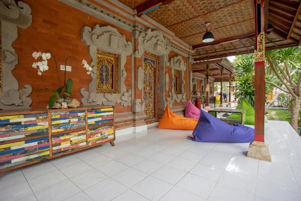 a room with colorful furniture and a wall at Nushe Hostel & Room in Nusa Penida