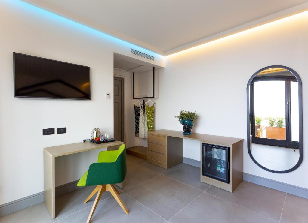 salon z biurkiem i kominkiem w obiekcie Maison Bon Bon w Sorrento