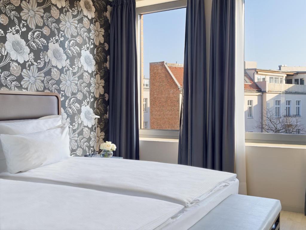 Postel nebo postele na pokoji v ubytování H10 Berlin Ku'damm