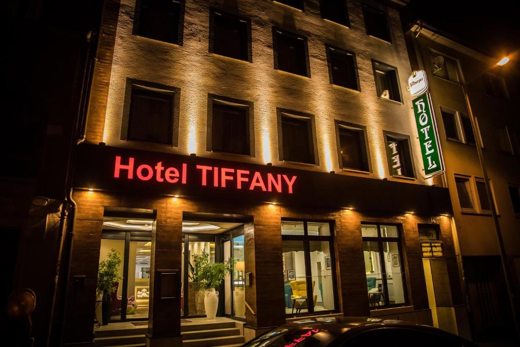 un signo de eficiencia hotelera en el lateral de un edificio en Hotel Tiffany en Kassel