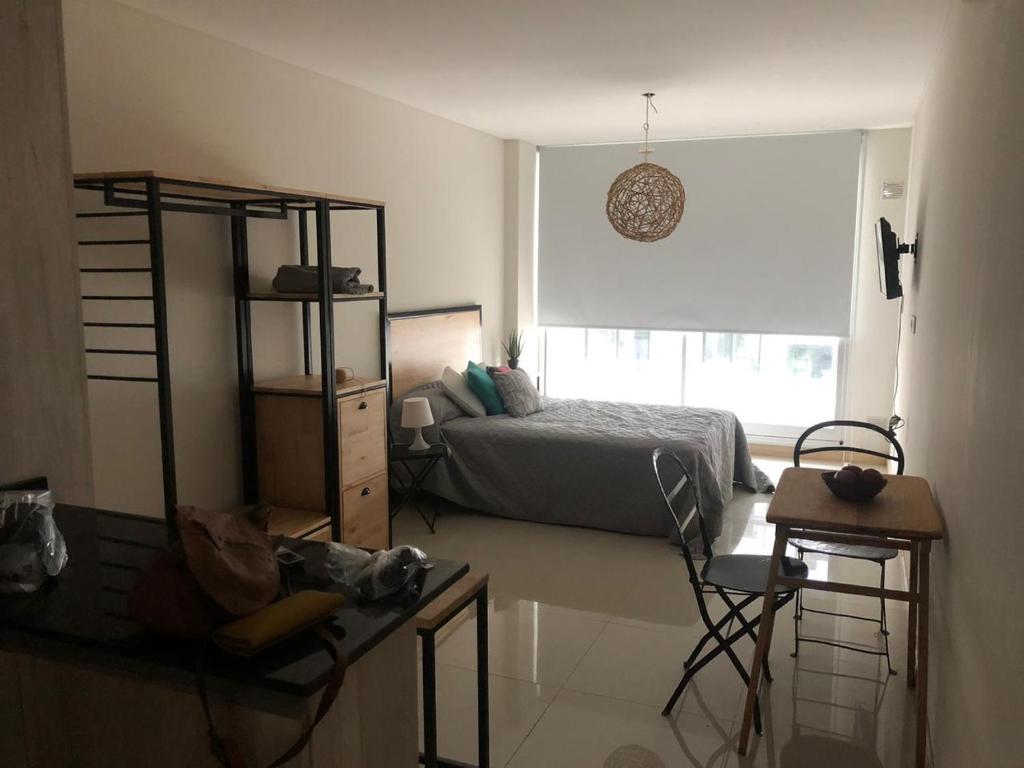 a bedroom with a bed and a window at 9 de Julio 2200 in Rosario