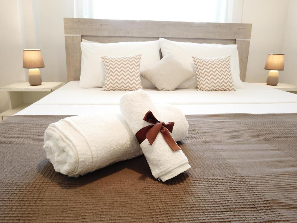 um quarto com uma cama e uma toalha branca em New house in the village em Kráni