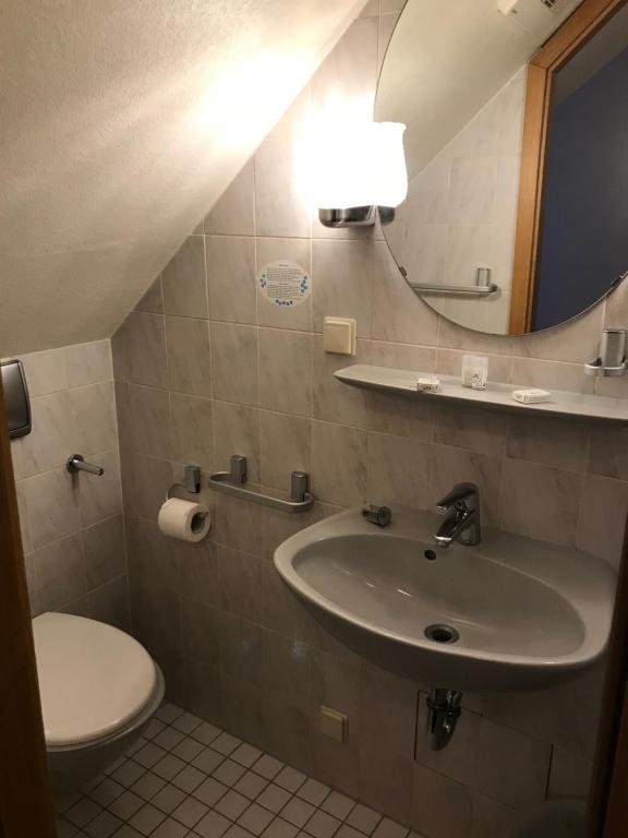 Koupelna v ubytování Hotel zur Post limburg Bad camberg