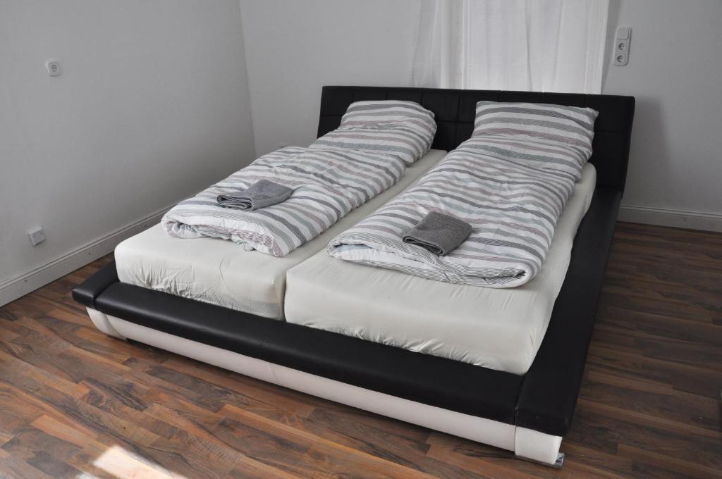 1 cama doble con toallas. en Farbgasse 13 en Butzbach