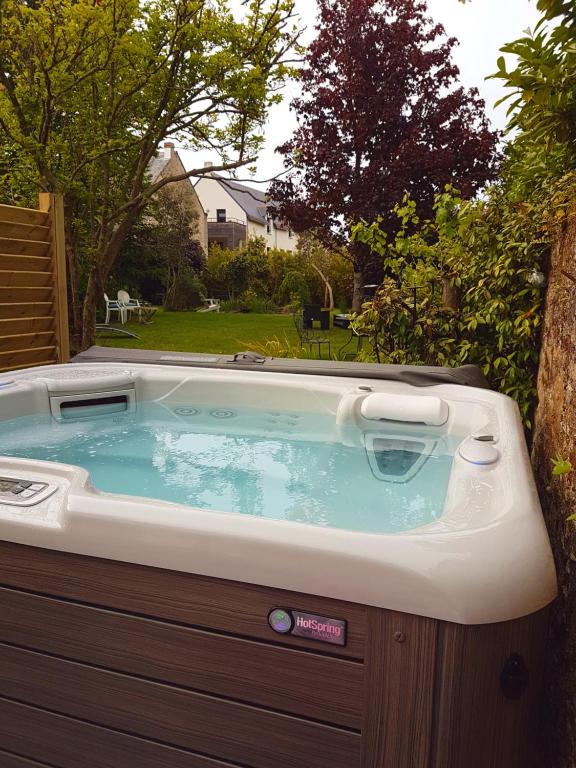 a jacuzzi tub in a yard at La Maison Bizienne Guérande in Guérande