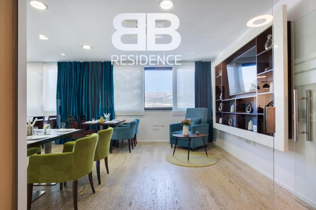 um restaurante com mesas e cadeiras e um sinal que lê resiliência em BB Residence em Split