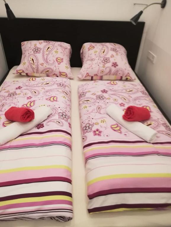Łóżko lub łóżka w pokoju w obiekcie Apartment, modern und neu renoviert