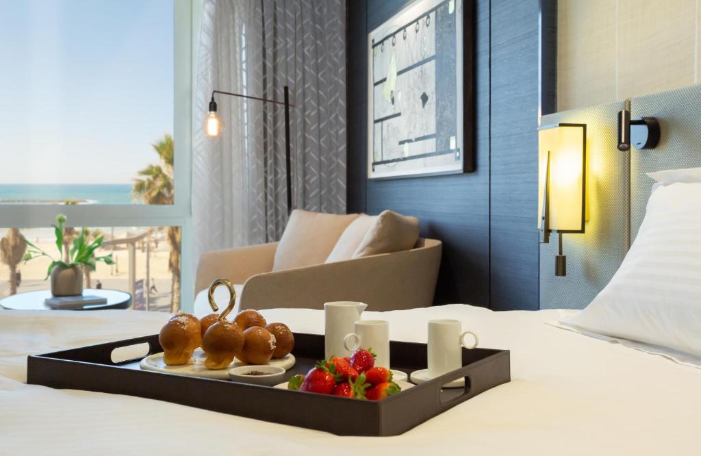 Postel nebo postele na pokoji v ubytování Dan Tel Aviv Hotel