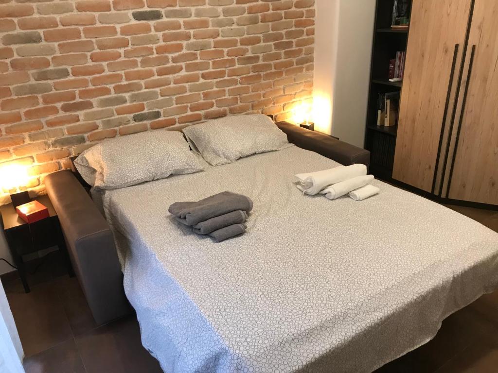 łóżko w pokoju z dwoma ręcznikami w obiekcie Appartamento in via Licia w Rzymie