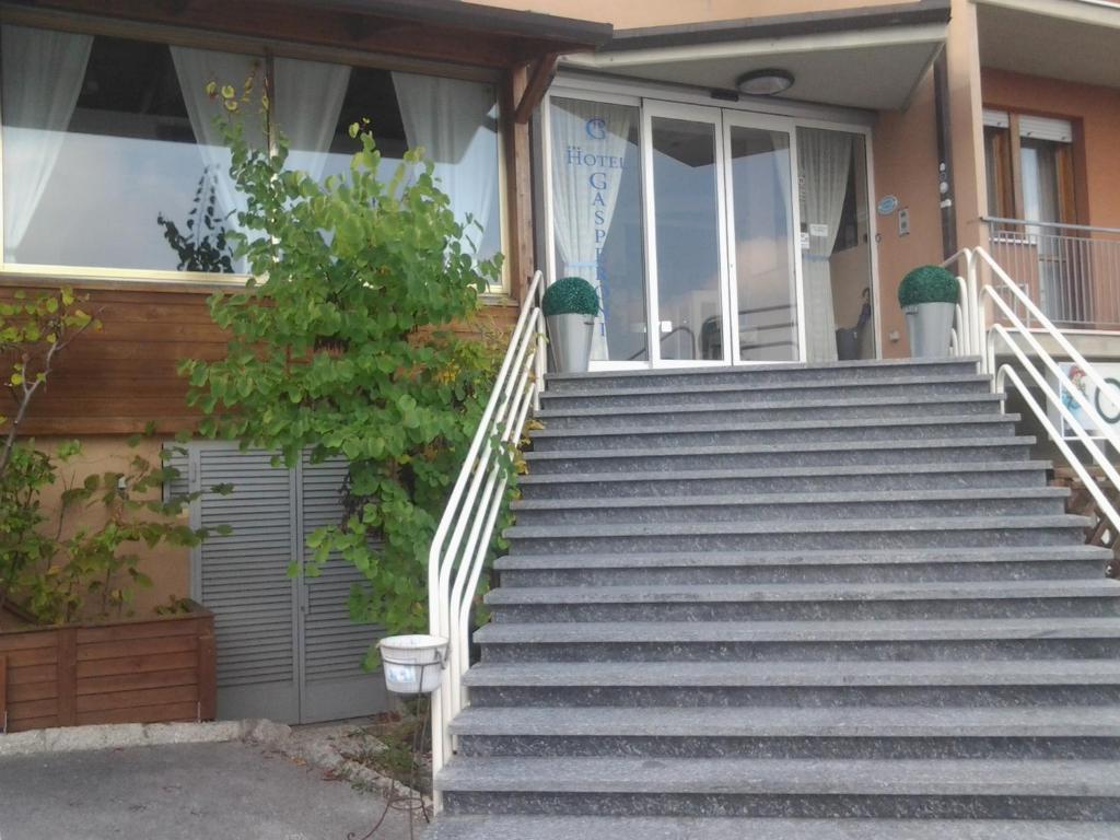 una rampa di scale di fronte a una casa di Hotel Gasperoni a San Marino