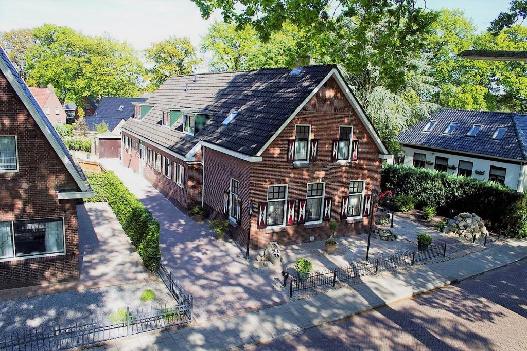Hotel Bed & Breakfast De Poffert في بورغر: اطلالة جوية على منزل بسقف شمسي