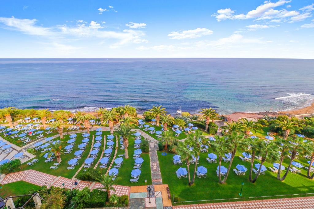 z góry widok na ośrodek z palmami i ocean w obiekcie Creta Star Hotel - Adults Only w mieście Skaleta