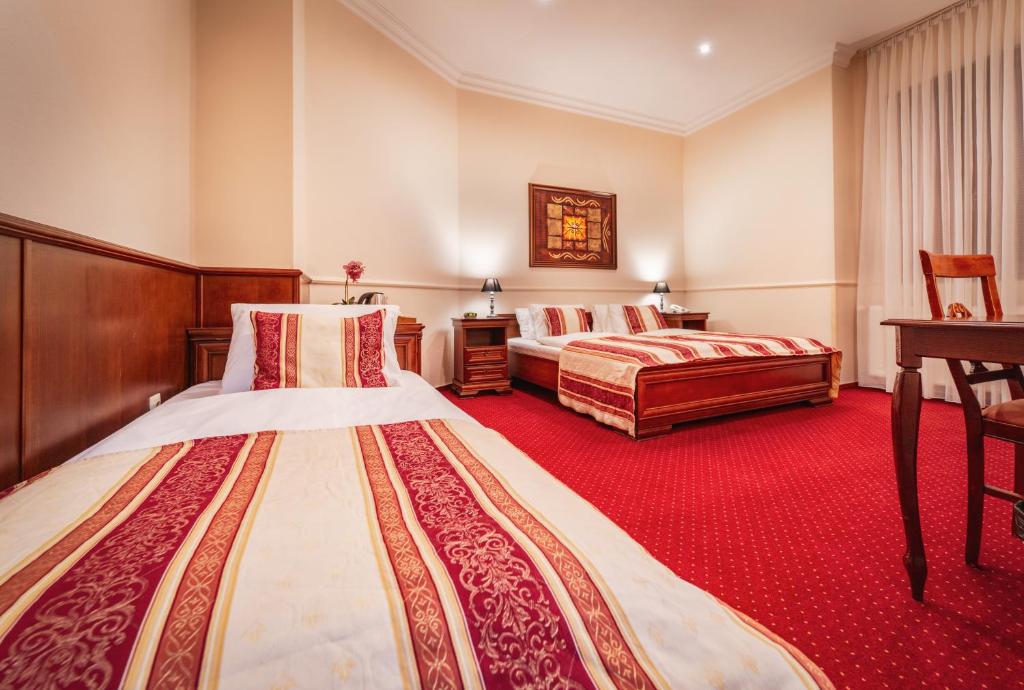 Postel nebo postele na pokoji v ubytování Hotel Capital with private wellness