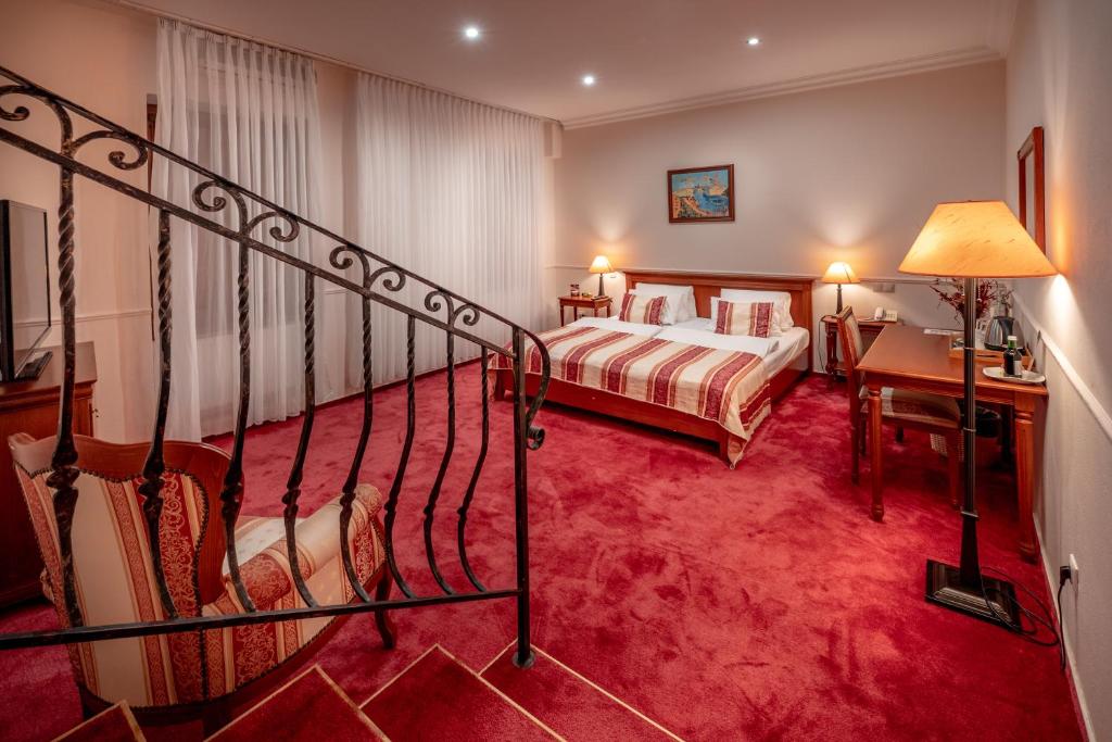 Postel nebo postele na pokoji v ubytování Hotel Capital with private wellness