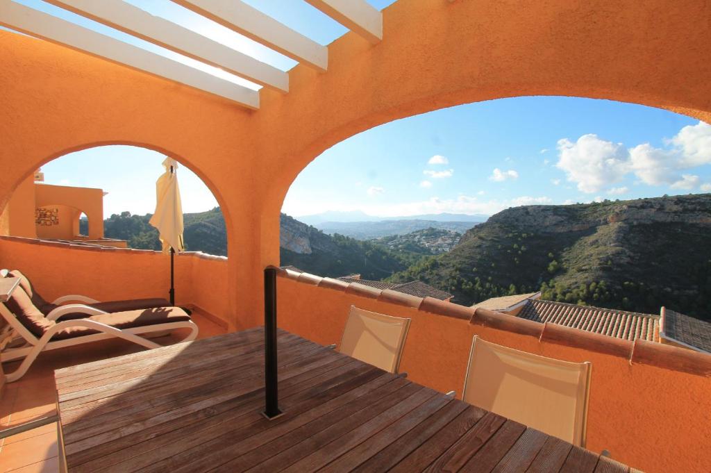 Habitación con balcón con vistas a las montañas. en Montecala, en Benitachell