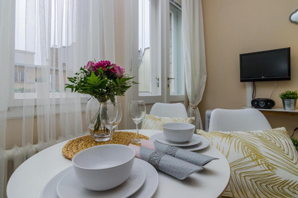 TV a/nebo společenská místnost v ubytování Old Town Studio Apartment