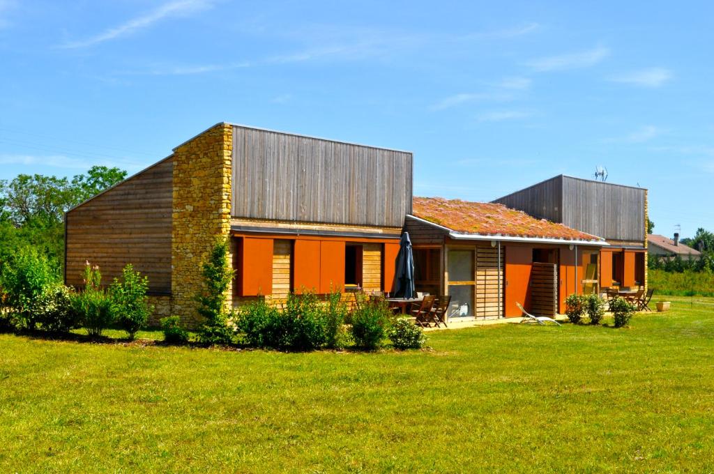 a house with an orange in a yard at Domaine des Bories in Sorges