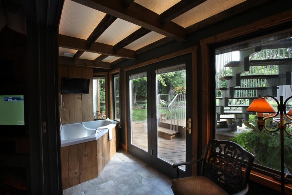 Twin Pine Manor - Suite With Hot Tub