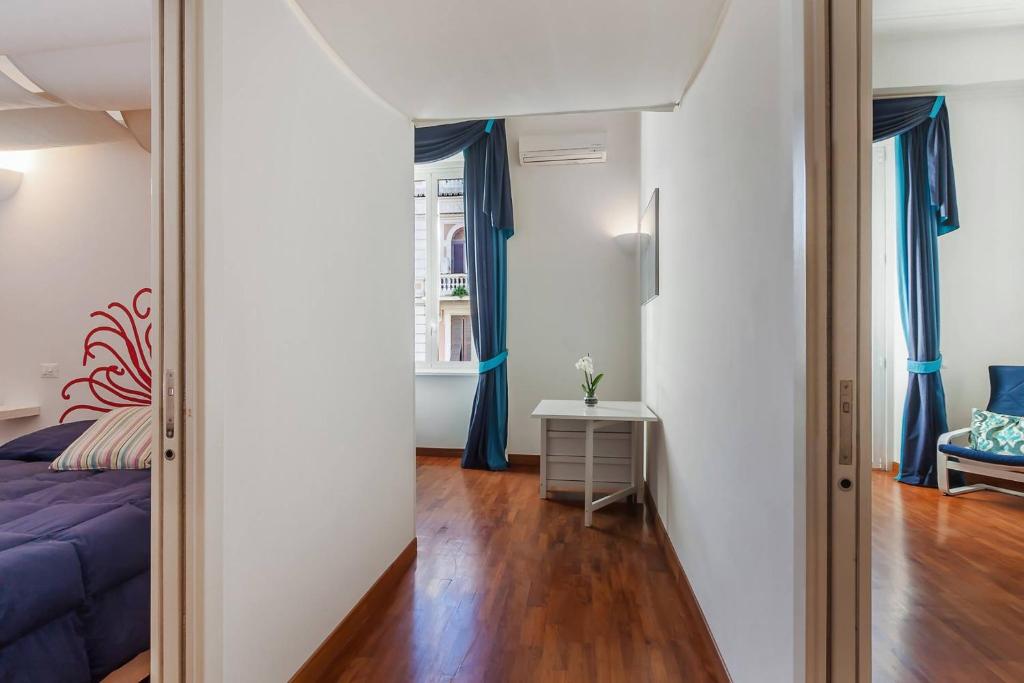 A bed or beds in a room at Residenza Romana