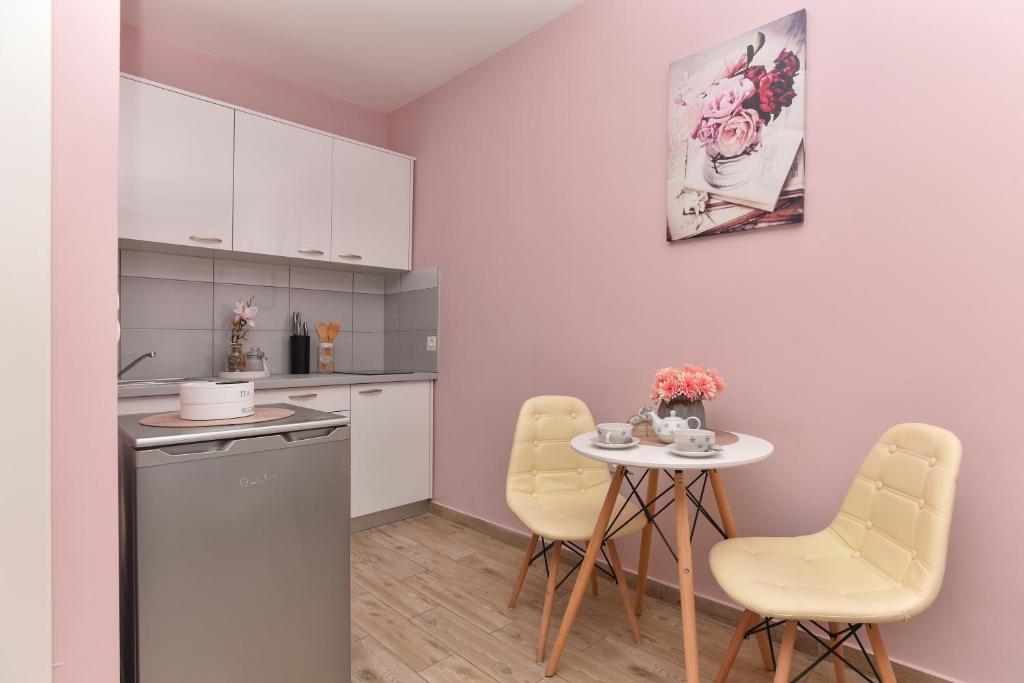 Kuchyň nebo kuchyňský kout v ubytování Studio Apartment Deluxe