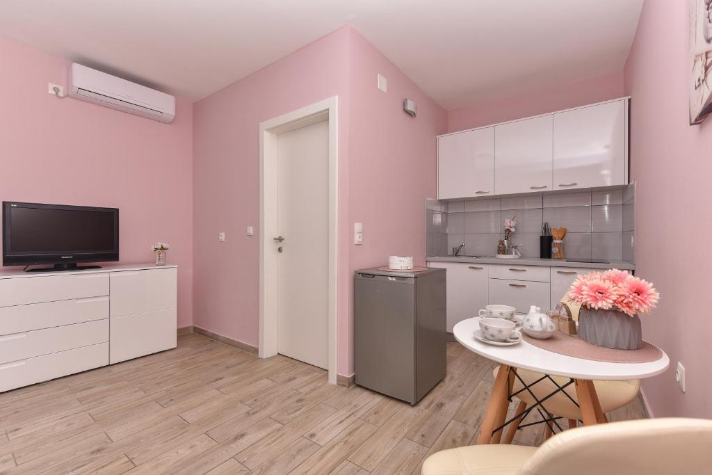 Kuchyň nebo kuchyňský kout v ubytování Studio Apartment Deluxe