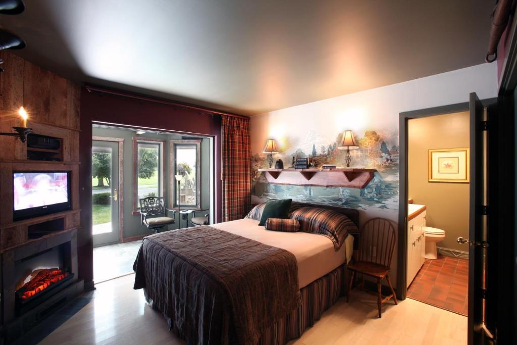 Twin Pine Manor - Deluxe Queen Suite