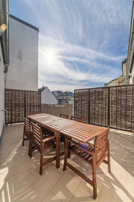 A balcony or terrace at easy flat Margareten Apartments