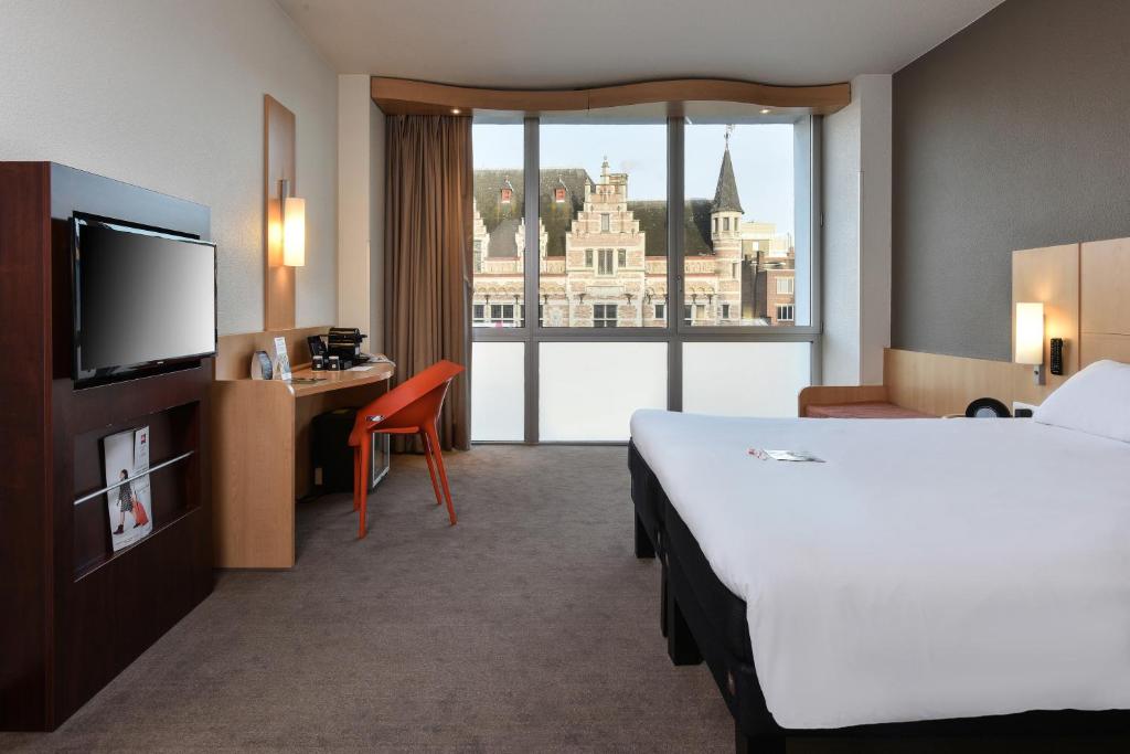 Postel nebo postele na pokoji v ubytování ibis Kortrijk Centrum
