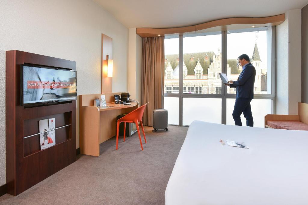 TV a/nebo společenská místnost v ubytování ibis Kortrijk Centrum