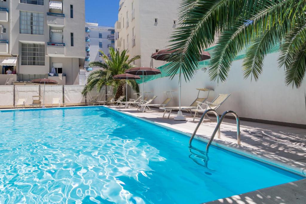 Bazén v ubytování Hotel Plaza con piscina nebo v jeho okolí