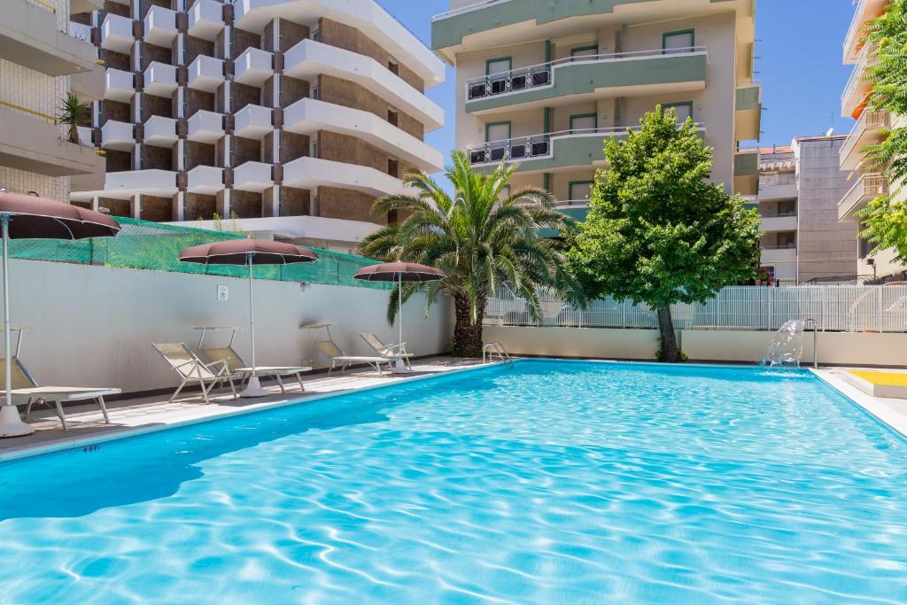 Bazén v ubytování Hotel Plaza con piscina nebo v jeho okolí